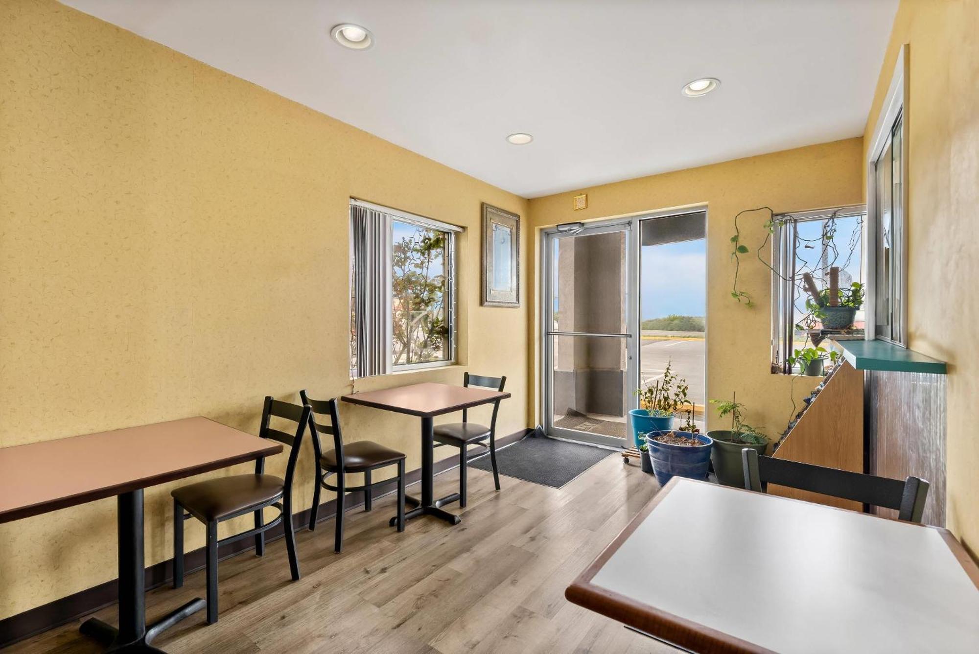 Econo Lodge Fredericksburg Near I-95 Bagian luar foto